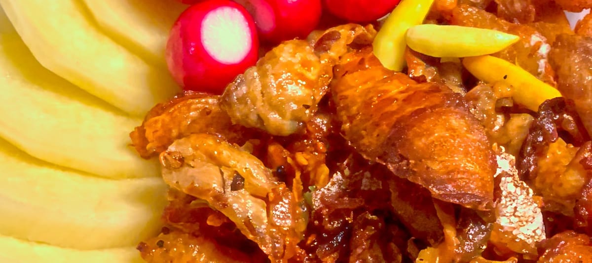 Salmón frito fermentado al estilo tailandés