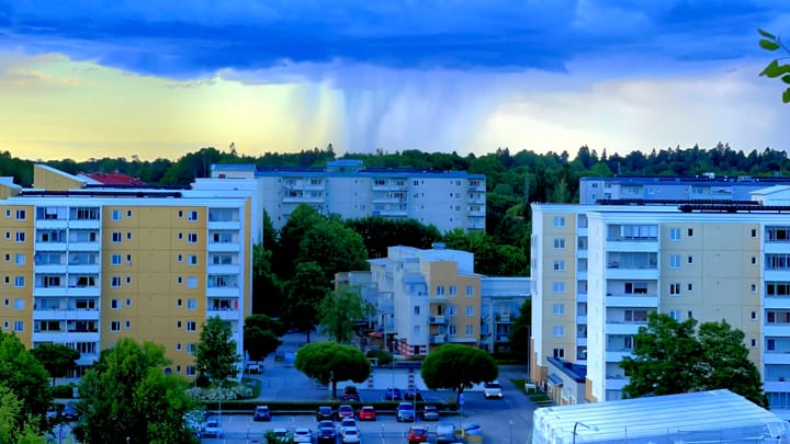 Edificios con una tormenta en el fondo