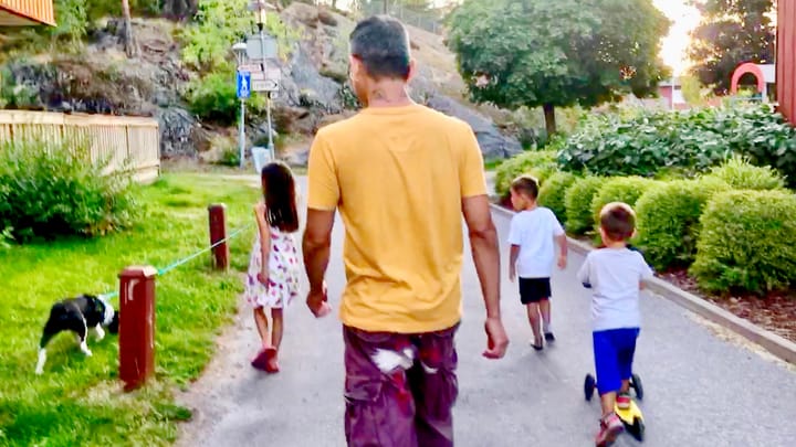 Chat andando junto a unos niños. Una niña lleva a Rico de la correa.
