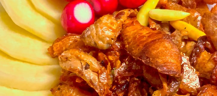 Salmón frito fermentado al estilo tailandés